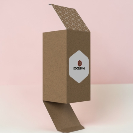 Langsnaad doosje van kraftkarton met gespiegelde klepdsluiting